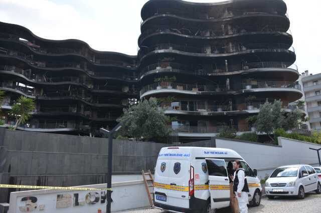 İzmir'deki lüks sitedeki büyük yangında kundaklama ihtimali araştırılıyor İzmir'deki lüks sitedeki büyük yangında kundaklama ihtimali araştırılıyor