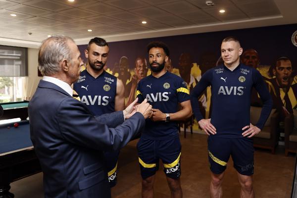 Fenerbahçe antrenmanını ziyaret eden efsane hoca Daum'dan takıma şampiyonluk konuşması
