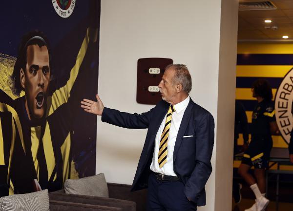 Fenerbahçe antrenmanını ziyaret eden efsane hoca Daum'dan takıma şampiyonluk konuşması