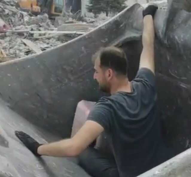 Yıkılan evinin enkazında kalan milyonluk altınları kepçe yardımıyla kurtardı Yıkılan evinin enkazında kalan milyonluk altınları kepçe yardımıyla kurtardı