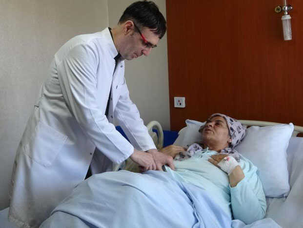 Doktor, güçlükle ikna ettiği hastanın safra kesesinden 2 bin adet taş çıkardı Doktor, güçlükle ikna ettiği hastanın safra kesesinden 2 bin adet taş çıkardı