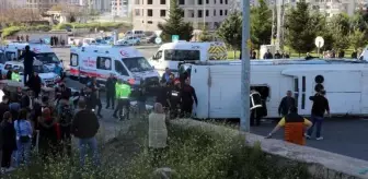 Kayseri'de servis midibüsü ile TIR çarpıştı: 33 yaralı