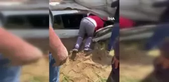 İzmir'de Kum Yüklü Kamyonun Otomobilin Üzerine Devrilmesi Sonucu Feci Kaza: 2 Yaralı
