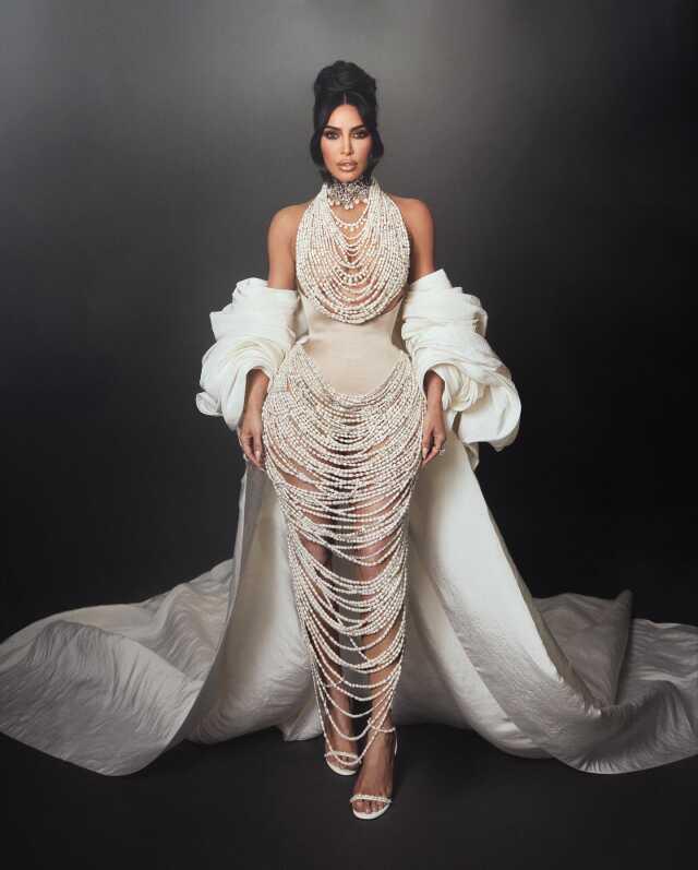 Kim Kardashian'dan iddialı seçim! Göğüslerini inci kolyelerle kamufle etti