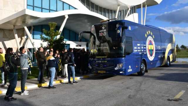 Yıldız futbolcuyu görünce göz yaşlarına hakim olamadı! Fenerbahçe'ye, Sivas'ta özel karşılama