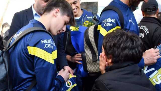 Yıldız futbolcuyu görünce göz yaşlarına hakim olamadı! Fenerbahçe'ye, Sivas'ta özel karşılama