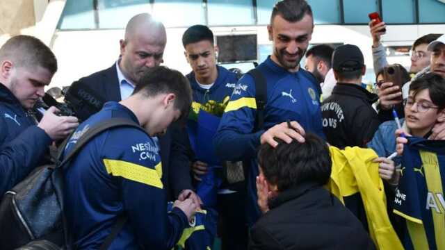 Yıldız futbolcuyu görünce göz yaşlarına hakim olamadı! Fenerbahçe'ye, Sivas'ta özel karşılama