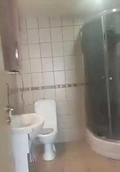 7 yaşındaki kızını sevgilisiyle duşa sokup, o anları canlı yayınladı! Her şey babanın şikayetiyle ortaya çıktı