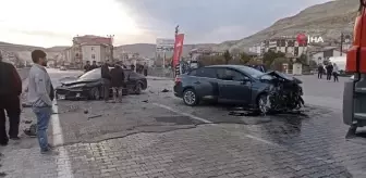 Sivasta otomobiller kafa kafaya çarpıştı sürücülerin burnu bile kanamadı