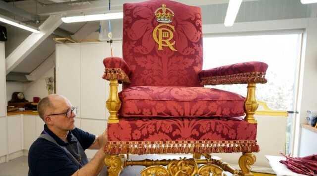 İngiltere'de Kral 3'üncü Charles, dedesinin kullandığı tahta oturdu İngiltere'de Kral 3'üncü Charles, dedesinin kullandığı tahta oturdu