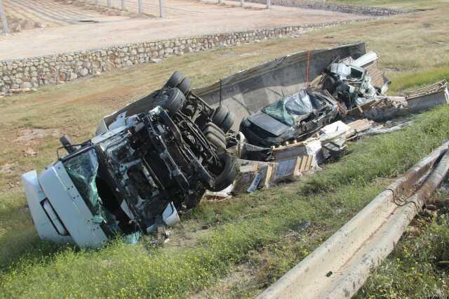 Son Dakika: Şanlıurfa'da kamyonet ile tır çarpıştı: 6 ölü, 1 yaralı