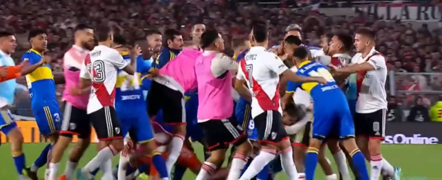 Dünya, Arjantin'de oynanan tarihi derbiyi konuşuyor! River Plate-Boca Juniors maçında savaş çıktı