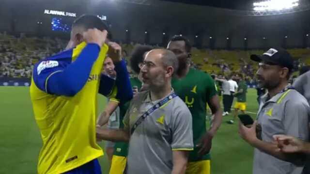 Her geçen gün daha antipatik bir hal alıyor! Ronaldo'nun maç sonu yaptığı hareket büyük tepki çekti Her geçen gün daha antipatik bir hal alıyor! Ronaldo'nun maç sonu yaptığı hareket büyük tepki çekti