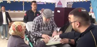 87 yaşındaki Mustafa amca oy kullanmaya ambulansla geldi
