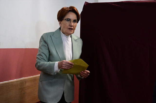 İstanbul'da oy kullanan Akşener'den ilk sözler: Milletin vereceği karar başımızın üstündedir