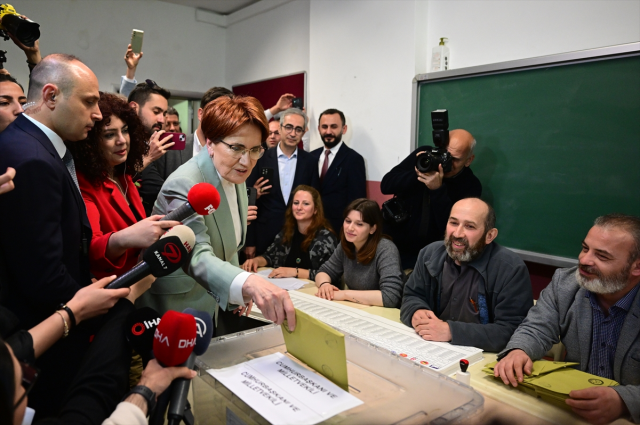 İstanbul'da oy kullanan Akşener'den ilk sözler: Milletin vereceği karar başımızın üstündedir