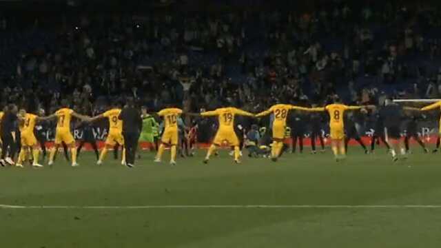 Saha bir anda savaş alanına döndü! Şampiyonluğu kutlayan Barcelonalı futbolcular canından olacaktı