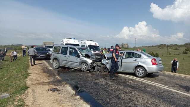 Cenaze yolunda kaza yaptılar: 2 ölü, 3 yaralı Cenaze yolunda kaza yaptılar: 2 ölü, 3 yaralı