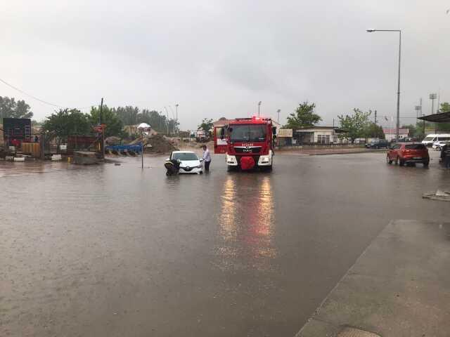 Edirne'de araçlar mahsur kaldı, vatandaş göle dönen yolda oltayla balık tutmaya çalıştı