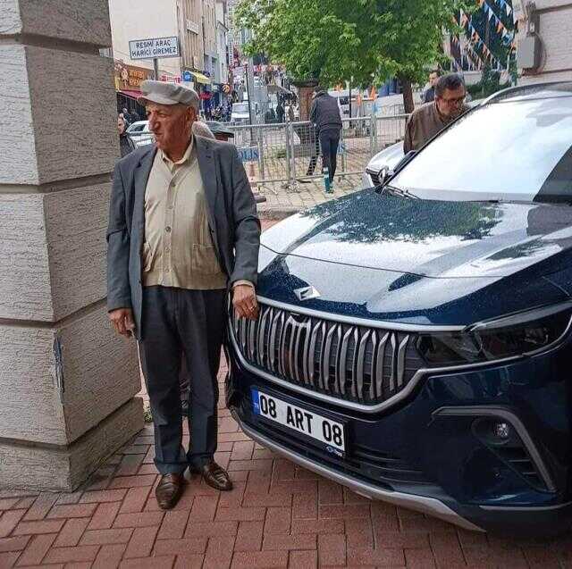 Dünyanın en uzun burunlu adamı hayatını kaybetti