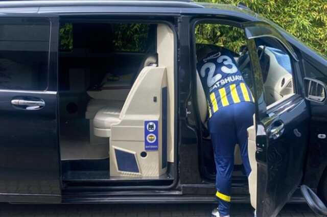 Batshuayi'den bir garip paylaşım! Giyim tarzı ve fotoğraf çektirdiği mekan olay oldu Batshuayi'den bir garip paylaşım! Giyim tarzı ve fotoğraf çektirdiği mekan olay oldu