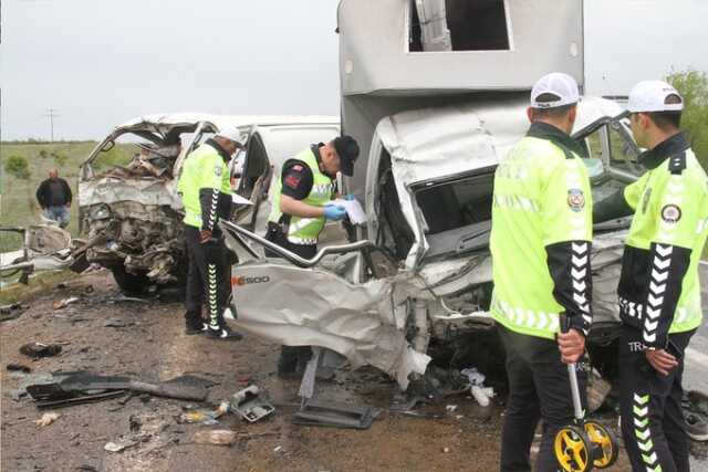 Tarım işçilerini taşıyan minibüsle kamyonet çarpıştı! Kazada 2 kişi öldü, 3 kişi yaralandı Tarım işçilerini taşıyan minibüsle kamyonet çarpıştı! Kazada 2 kişi öldü, 3 kişi yaralandı