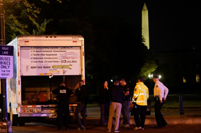 Beyaz Saray'da panik! Bariyerlere çarpan kamyondan Nazi bayrağı çıktı