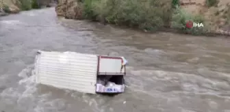 Nehre düşen kamyonetin sürücüsünü arama çalışmaları sürüyor