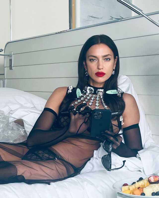 Cesaretiyle hayran bırakan Irina Shayk, Cannes Film Festivali'ne iç çamaşırlı kombiniyle geldi