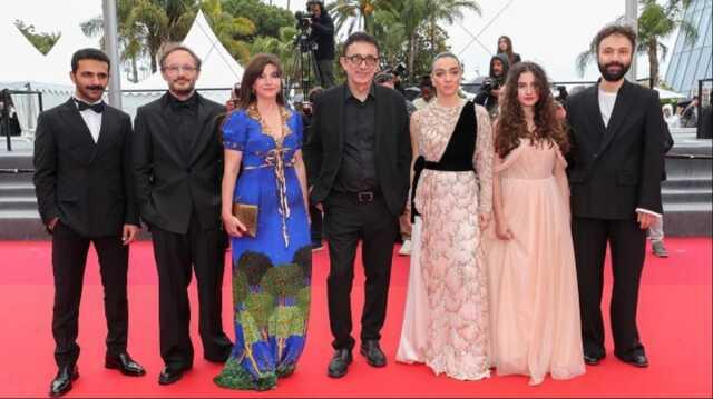 Merve Dizdar'dan, Cannes'da giydiği kıyafete gelen eleştirilere yanıt: Beni böyle seveceksiniz