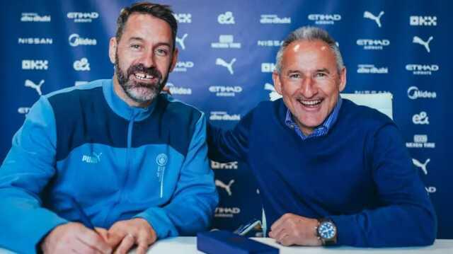 Bursaspor forması da giyen 37 yaşındaki kaleci Scott Carson, Manchester City ile nikah tazeledi