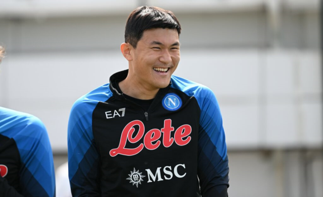 Kim Min-Jae, Manchester United forması giymek için gün sayıyor