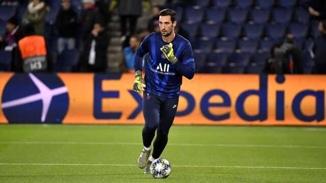 Attan düştüğü için hastaneye kaldırılan Paris Saint-Germain'in kalecisi Sergio Rico, entübe edildi Attan düştüğü için hastaneye kaldırılan Paris Saint-Germain'in kalecisi Sergio Rico, entübe edildi