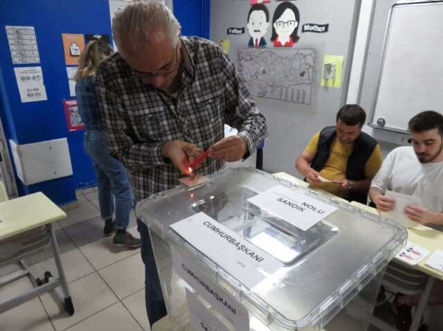 Cumhurbaşkanlığı seçiminde sandık yemini ederek göreve başladılar Cumhurbaşkanlığı seçiminde sandık yemini ederek göreve başladılar
