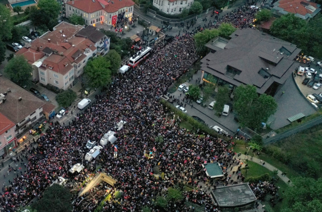 Son Dakika! Cumhurbaşkanı Erdoğan Kısıklı'da evinin önünde kalabalığa hitap etti: Milletime şükranlarımı sunuyorum
