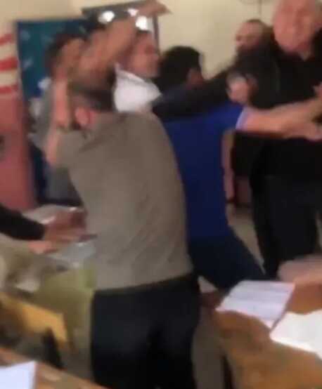Yer yine Şanlıurfa! Toplu oy kullanımını engellemeye giden avukatlar okula sokulmadı Yer yine Şanlıurfa! Toplu oy kullanımını engellemeye giden avukatlar okula sokulmadı