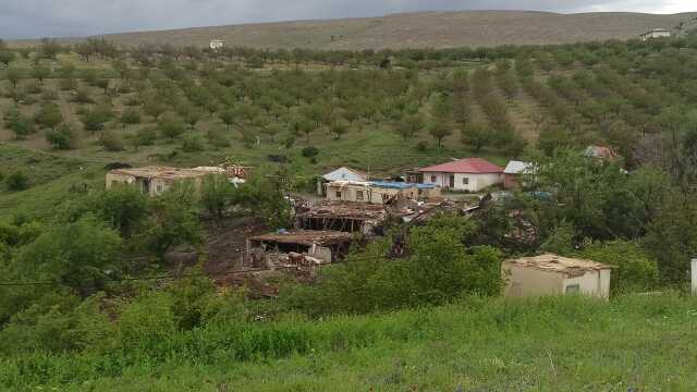 Kahramanmaraş'ta hortum çatıları uçurdu, ağaçları yerinden söktü
