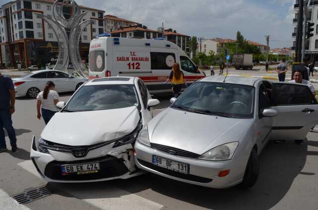 Koyun can derdinde kasap et derdinde! Kaza yapan eşini unutup 'Arabam gitti' diye aracı tekmeledi
