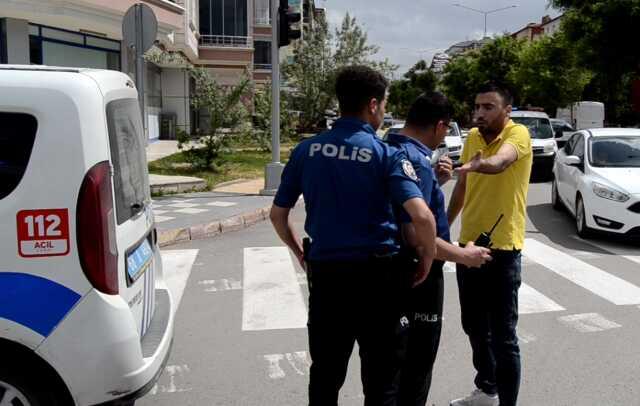 Koyun can derdinde kasap et derdinde! Kaza yapan eşini unutup 'Arabam gitti' diye aracı tekmeledi