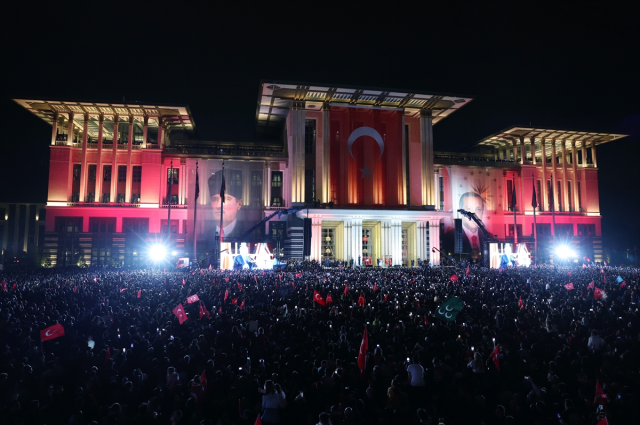 Son dakika: Cumhurbaşkanı Erdoğan, seçim zaferi sonrası balkon konuşması yaptı! Sığınmacı mesajı dikkat çekti