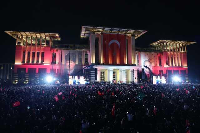 Son dakika: Cumhurbaşkanı Erdoğan, seçim zaferi sonrası balkon konuşması yaptı! Sığınmacı mesajı dikkat çekti