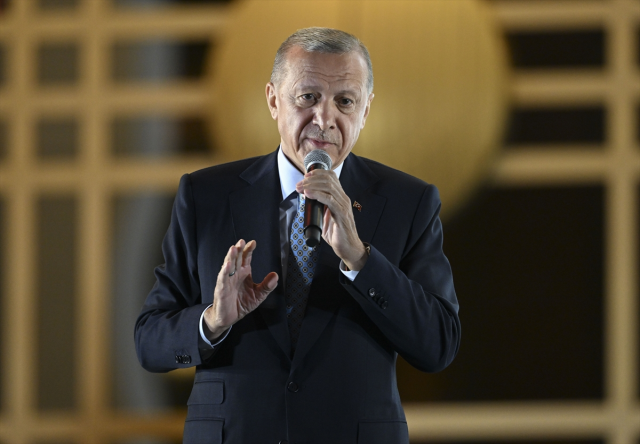 Son dakika: Cumhurbaşkanı Erdoğan, seçim zaferi sonrası balkon konuşması yaptı! Sığınmacı mesajı dikkat çekti
