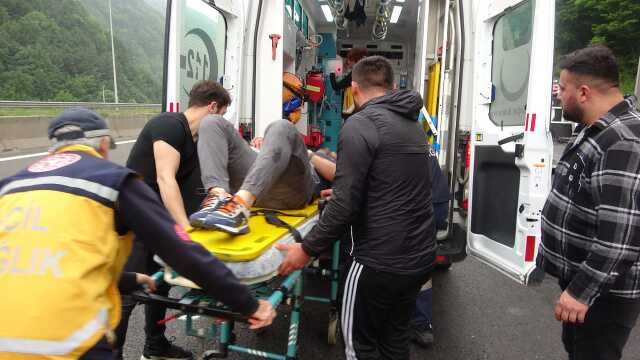 TEM'de feci kaza! Otomobil paramparça oldu, sıkışan sürücü dakikalarca telefonda konuştu TEM'de feci kaza! Otomobil paramparça oldu, sıkışan sürücü dakikalarca telefonda konuştu