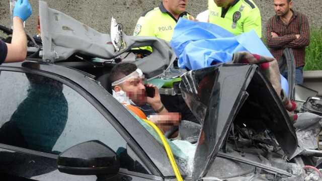 TEM'de feci kaza! Otomobil paramparça oldu, sıkışan sürücü dakikalarca telefonda konuştu TEM'de feci kaza! Otomobil paramparça oldu, sıkışan sürücü dakikalarca telefonda konuştu