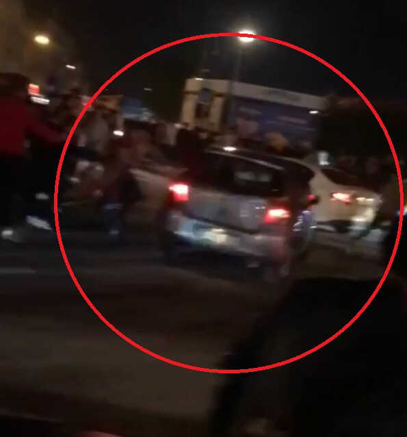 Bursa'da otomobil şampiyonluğu kutlayan Galatasaray taraftarlarının arasına daldı Bursa'da otomobil şampiyonluğu kutlayan Galatasaray taraftarlarının arasına daldı