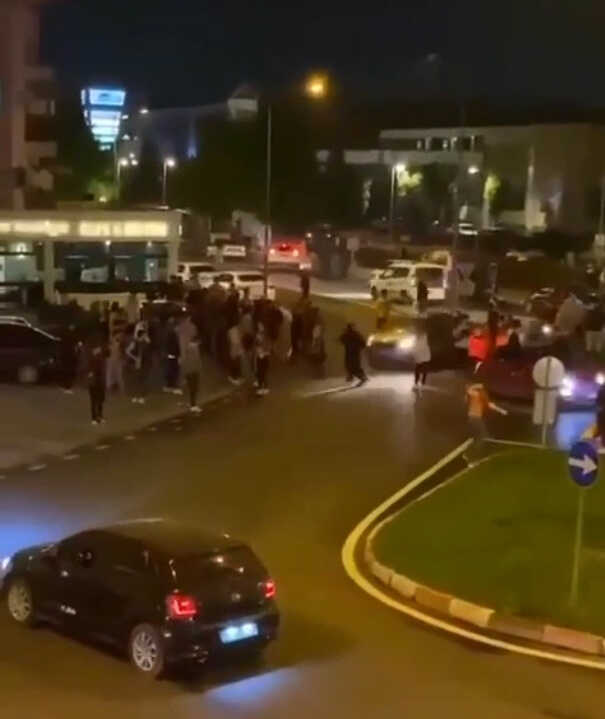 Bursa'da otomobil şampiyonluğu kutlayan Galatasaray taraftarlarının arasına daldı Bursa'da otomobil şampiyonluğu kutlayan Galatasaray taraftarlarının arasına daldı