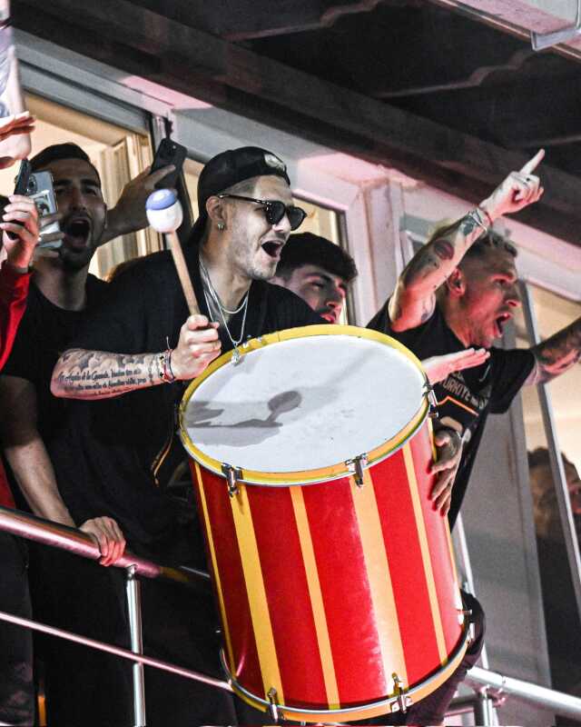 Şampiyon Galatasaray, Florya'yı yangın yerine çevirdi! Icardi'nin 'Aşkın Olayım' performansı geceye damga vurdu