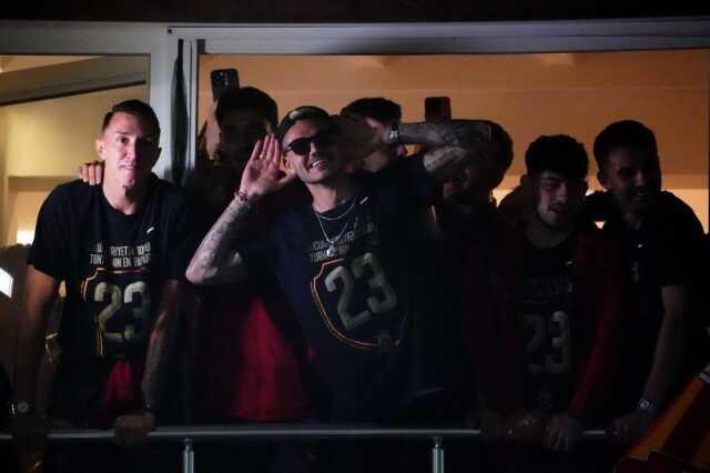 Şampiyon Galatasaray, Florya'yı yangın yerine çevirdi! Icardi'nin 'Aşkın Olayım' performansı geceye damga vurdu