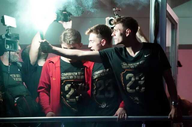 Şampiyon Galatasaray, Florya'yı yangın yerine çevirdi! Icardi'nin 'Aşkın Olayım' performansı geceye damga vurdu