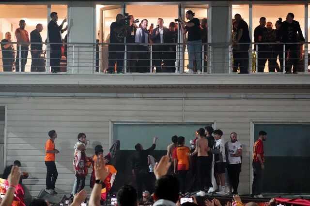 Şampiyon Galatasaray, Florya'yı yangın yerine çevirdi! Icardi'nin 'Aşkın Olayım' performansı geceye damga vurdu